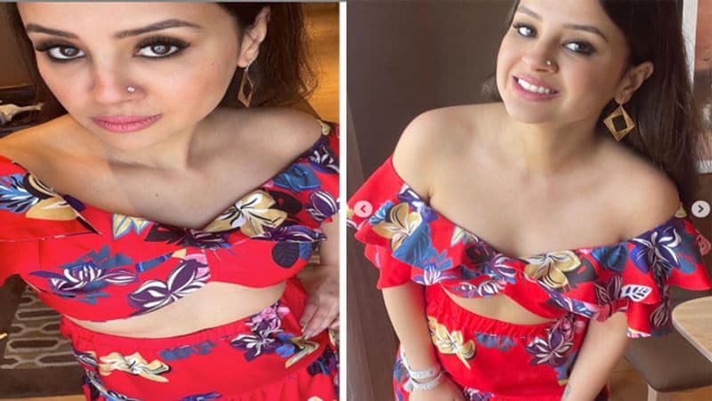 इसके साथ ही वो फिल्म जगत में भी धूम मचाने के लिए तैयारी कर रही हैं। एमएस धोनी के घरेलू प्रोडक्शन कंपनी धोनी एंटरटेनमेंट (Dhoni Entertainment) की मैनेजिंग डायरेक्टर उनकी पत्नी साक्षी धोनी हैं। कहा जा रहा है कि प्रियांशु चोपड़ा के साथ वह एक वेब सीरीज बना रही हैं।