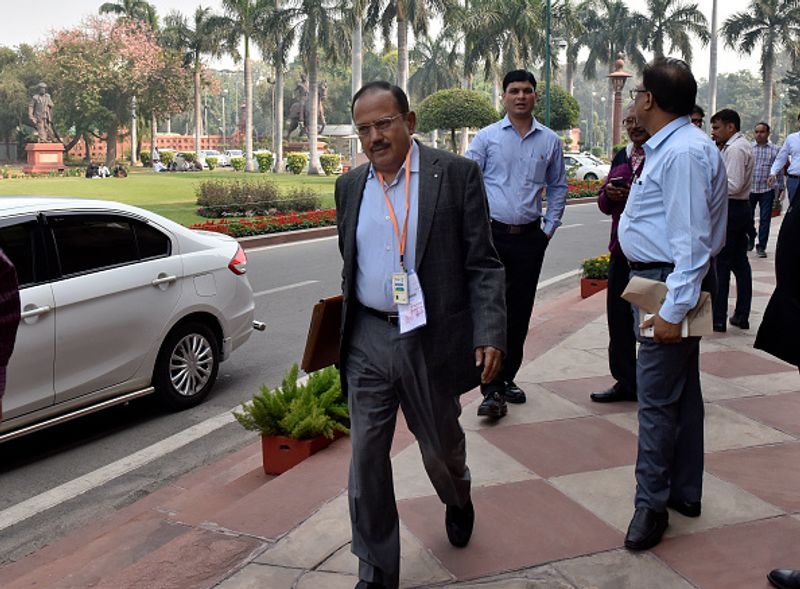 हिदायत मलिक ने पूछताछ में बताया कि 24 मई 2019 को उसने श्रीनगर से दिल्ली के लिए उड़ान भरी। दिल्ली आकर एनएसए के ऑफिस और सीआईएसएफ सिक्योरिटी डिटेल्स का वीडियो बनाया। इसके बाद वीडियो को पाकिस्तान स्थित हैंडलर को व्हाट्सएप कर दिया। हैंडलर को केवल डॉक्टर के नाम से जाना जाता है।
