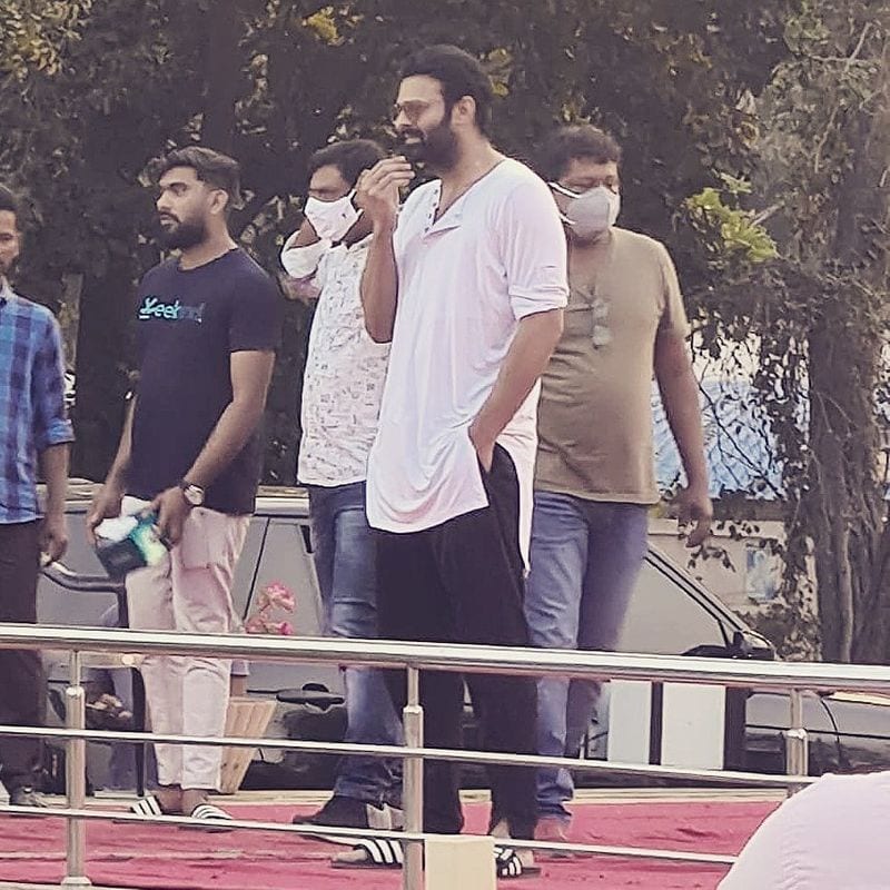 ప్రభాస్ ఇందులో పూర్తిగా డీ గ్లామర్లుక్లో కనిపిస్తారని తెలుస్తుంది. తాజా ఫోటోలను చూసి అభిమానులు ఫిదా అవుతున్నారు. ఓ కొత్త లుక్లో ఆయన్ని చూసి ఆనందం వ్యక్తం చేస్తున్నారు.