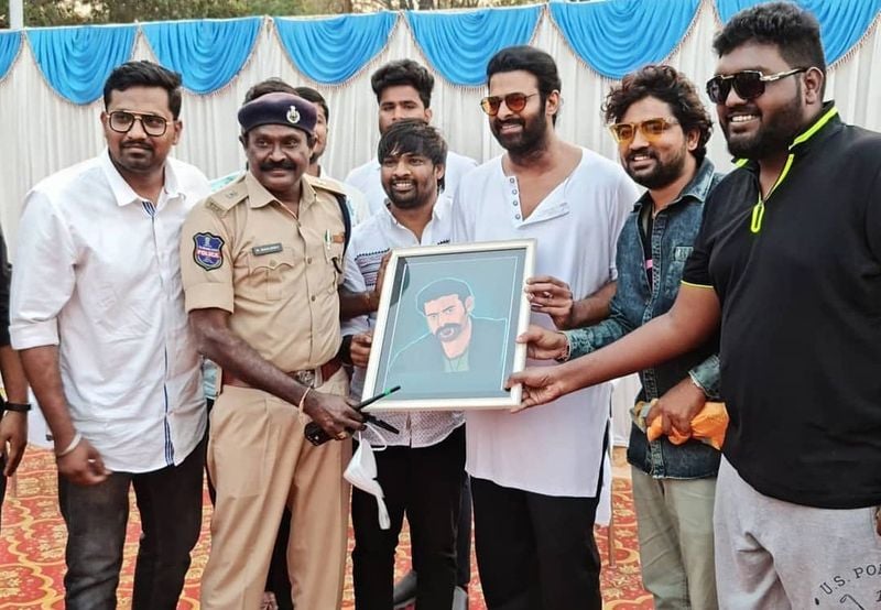 అందుకు ప్రభాస్కి స్థానికులు, అధికారులు ఘనంగా స్వాగతం పలికారు. తమ ప్రాంతంలో షూటింగ్ జరపడం పట్ల వారు ఆనందం వ్యక్తం చేస్తున్నారు. ఇటీవల అక్కడి లోకేషన్లోని ఫోటోలు హల్చల్ చేసిన విషయం తెలిసిందే.