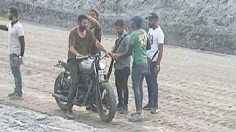 మరో ఫోటోలో ఆన్ లోకేషన్లో షూటింగ్ జరుపుతుండగా, బుల్లెట్ బైక్పై ఉన్నాడు ప్రభాస్. బొగ్గు గునుల్లో ప్రభాస్పై సీన్ తీస్తుండగా, రహస్యంగా తీసిన ఫోటో ఇది. ప్రస్తుతం సోషల్ మీడియాలో వైరల్ అవుతున్నాయి.