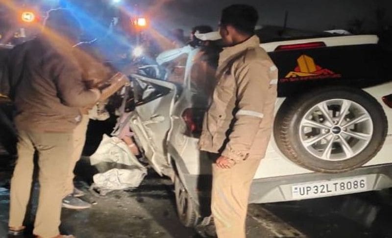 जब राहगीरों ने इस दर्दनाक एक्सीडेंट को देखा तो उन्होंने पुलिस को सूचना देकर मौके पर बुलाा। इसके बाद शवों को कब्जे में लेकर पोस्टमार्टम के लिए भेजा है। इसके बाद परिजनों को सूचना दी गई। लोगों ने बताया कि हादसा इतना भीषण था कि कार के पूरी तरह से परखच्चे उड़ गए। काफी कोशिश करने के बाद लाशों को बोनट और खिड़की तोड़कर निकाला गया।
