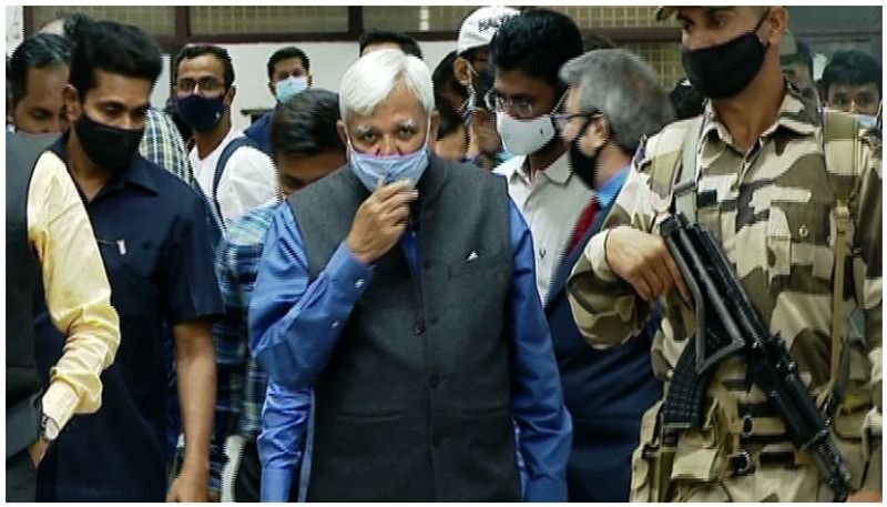 <p>আগে মনোনয়ন জমা দেওয়ার সময় মিছিল করে যেত প্রার্থী। তবে এবার প্রার্থী সহ সর্বাধিক ৩ জন ব্যক্তি মনোনয়ন জমা দিতে যেতে পারবেন।<br />
</p>