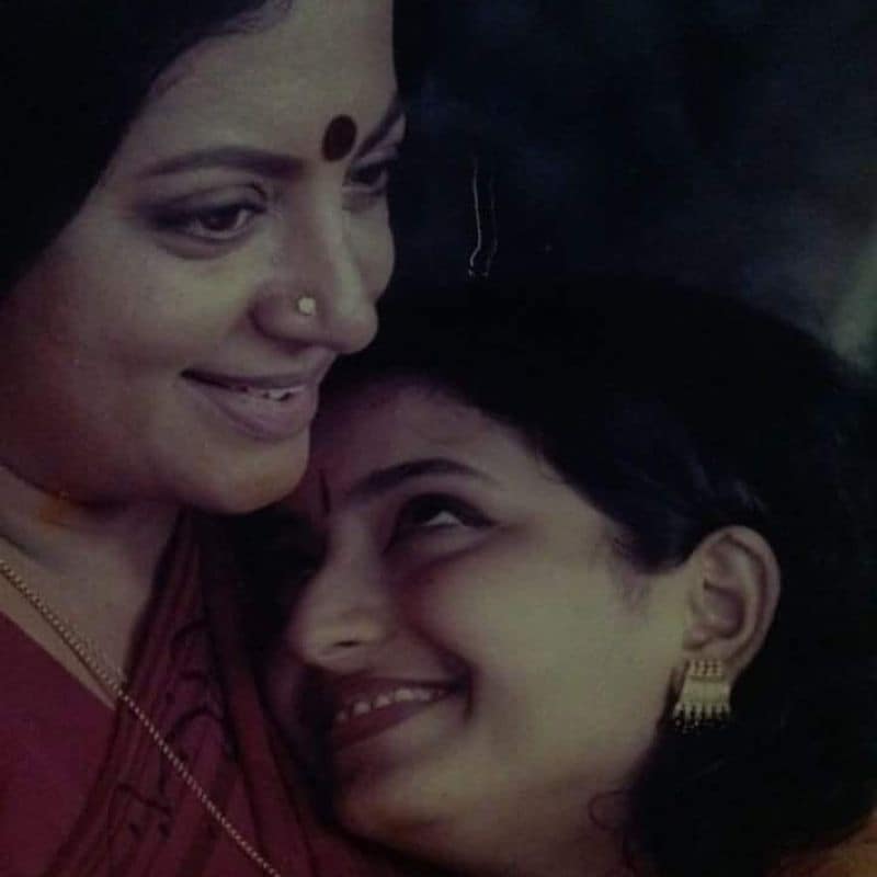 கமல், ரஜினி என 80ஸ் களில் டாப் ஹீரோக்களுடன் பிசியாக நடித்தவர் ஸ்ரீவித்யா. மறைந்த நடிகை ஸ்ரீவித்யா தன்னுடைய அத்தை என்பதை குறிப்பிட்டு அவருடன் எடுத்துக்கொண்ட புகைப்படத்தை தான் பிரவீனா சோசியல் மீடியாவில் பகிர்ந்துள்ளார். 