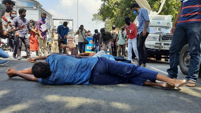 സെക്രട്ടറിയേറ്റിന് മുന്നിൽ നടക്കുന്ന സമരം ശക്തമാക്കുമെന്ന് ഉദ്യോഗാർത്ഥികള് വ്യക്തമാക്കി. ഇന്നലെ രാത്രിവൈകി നടന്ന ചർച്ചയും പരാജയപ്പെട്ട സാഹചര്യത്തിലാണ് കുടുംബാംഗങ്ങളെ അണിനിരത്തി സെക്രട്ടറിയേറ്റിന് മുന്നിൽ സമരം നടത്താൻ നീക്കം നടത്തുന്നത്.