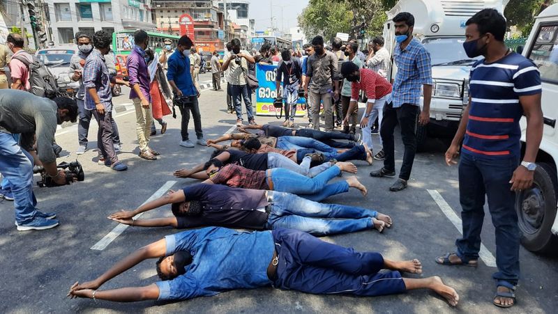 സർക്കാരിന് വേണ്ടി മധ്യസ്ഥ ചർച്ച നടത്തിയ ഡിവൈഎഫ്ഐ സർക്കാർ മേൽവിലാസ സംഘടനയായി അധപതിച്ചുവെന്ന പ്രതിപക്ഷ നേതാവ് രമേശ് ചെന്നിത്തല കുറ്റപ്പെടുത്തി.
