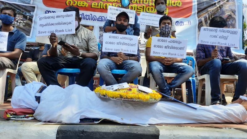 ചർച്ച പരാജയപ്പെടാൻ കാരണം ബാഹ്യ ഇടപെടലാണെന്ന ഡിവൈഎഫ്ഐ ആരോപണം വസ്തുവരുദ്ധണാണെന്ന് ഉദ്യോഗാർത്ഥികള് പറഞ്ഞു. ഓരോ ജില്ലയിലെയും റാങ്ക് ഹോള്ഡർമാരുടെ അഭിപ്രായം ഫോണിലൂടെ ചോദിച്ചതിനെയാണ് ബാഹ്യഇടപെലിനെന്ന തെറ്റിദ്ധരിച്ചതെന്നാണ് ഉദ്യോഗാർത്ഥികള് പറയുന്നത്.
