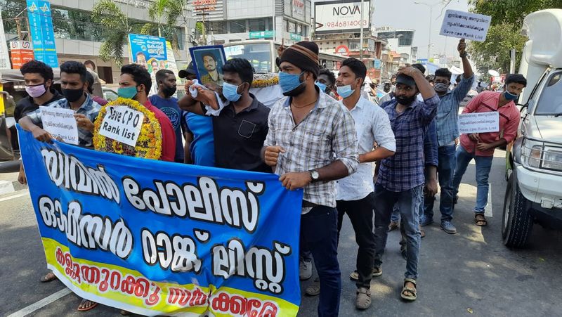 പൊരിയുന്ന വെയിലില് ശയനപ്രദക്ഷിണം നടത്തിയ റാങ്ക് പട്ടികയില് ഇടം പിടിച്ച രണ്ട് സിപിഒ ഉദ്യോഗാര്ത്ഥികള്ക്കാണ് ദേഹാസ്വാസ്ഥ്യം അനുഭവപ്പെട്ടത്. ദീപക്, മിഥുൻ എന്നിവര്ക്കാണ് ദേഹസ്വസ്ഥം അനുഭവപ്പെട്ടത്. (കൂടുതല് ചിത്രങ്ങള് കാണാന് Read More -ല് ക്ലിക് ചെയ്യുക)