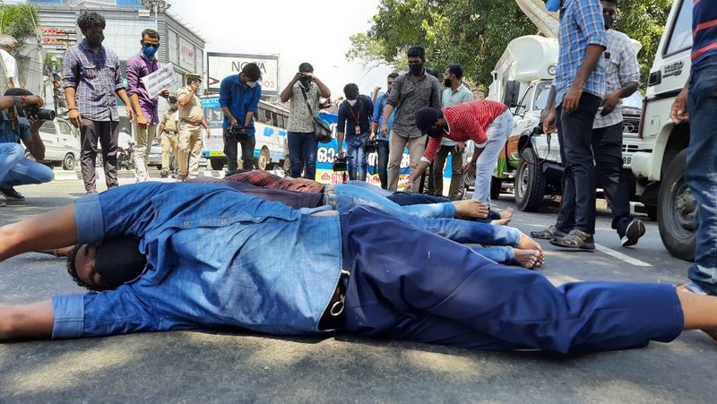 സർക്കാർ വിട്ടുവീഴ്ചക്ക് സർക്കാർ തയ്യാറായെങ്കിലും പുതിയ തസ്തിത സൃഷ്ടിക്കണമെന്ന സമരക്കാരുടെ ആവശ്യത്തിൽ തട്ടിയാണ് ചർച്ച അലസിയത്. അതിനിടെ കണ്ണൂരിലെ ചില സ്കൂളുകളില് വിദ്യാര്ത്ഥികളുടെ എണ്ണം കൂട്ടികാണിച്ച് പുതിയ തസ്തിക സൃഷ്ടിച്ച് അധ്യാപക നിയമനങ്ങള് നടത്തിയെന്ന ആരോപണവും ഉയര്ന്നു. 