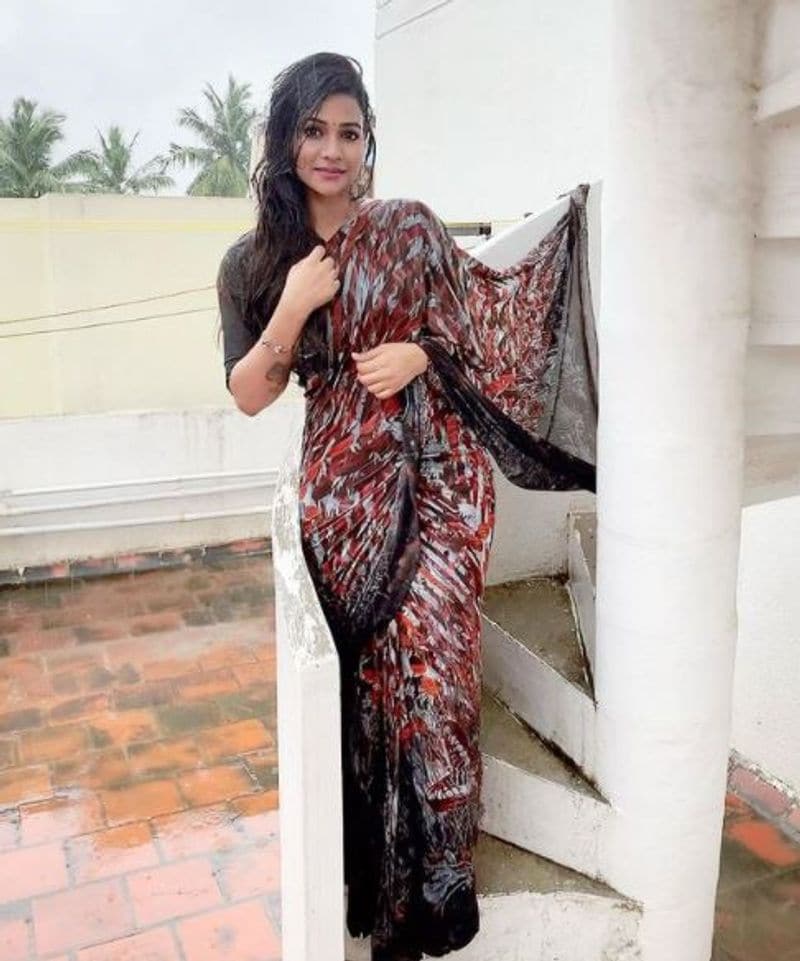மழையில் சொட்ட சொட்ட நனைந்த தேவதை 