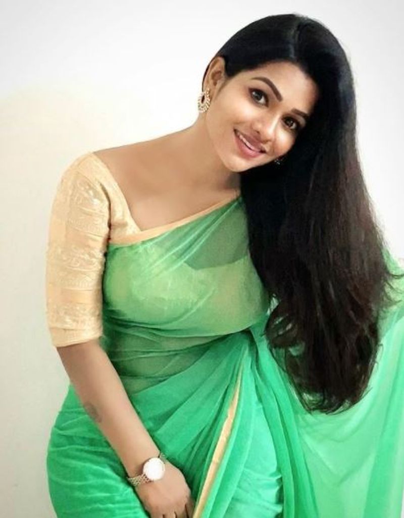 பச்சை சேலையில் பஞ்சம் இல்லாத கவர்ச்சி 