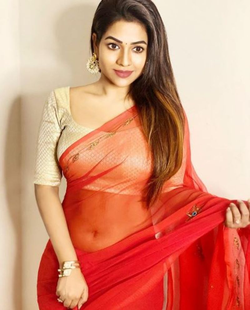 இதுக்கு சேலை காட்டாமல் இருக்கலாமே... தெறிக்கும் கமெண்ட்ஸ் 
