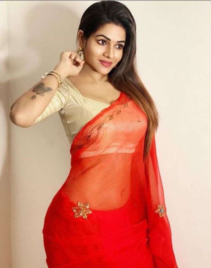 கண்கூச வைக்கும் கவர்ச்சி விருந்து 