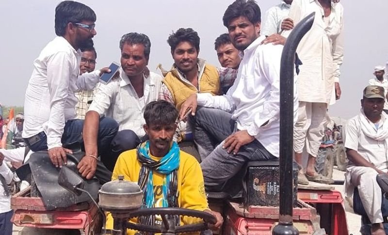 रूपनगढ़ में आयोजित राहुल गांधी की रैली में आसपास के कई गांव के किसान ट्रैक्टर लेकर आए थे। जहां वह अपने ही ट्रैक्टर पर बैठ कर भाषण सुनते रहे।