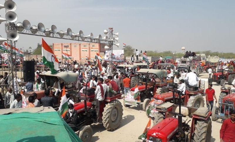 तस्वीर में देख सकते हैं कि किस तरह से रूपनगढ़ में सभा स्थल पर जमा हुए सैंकड़ों ट्रैक्टर्स।
