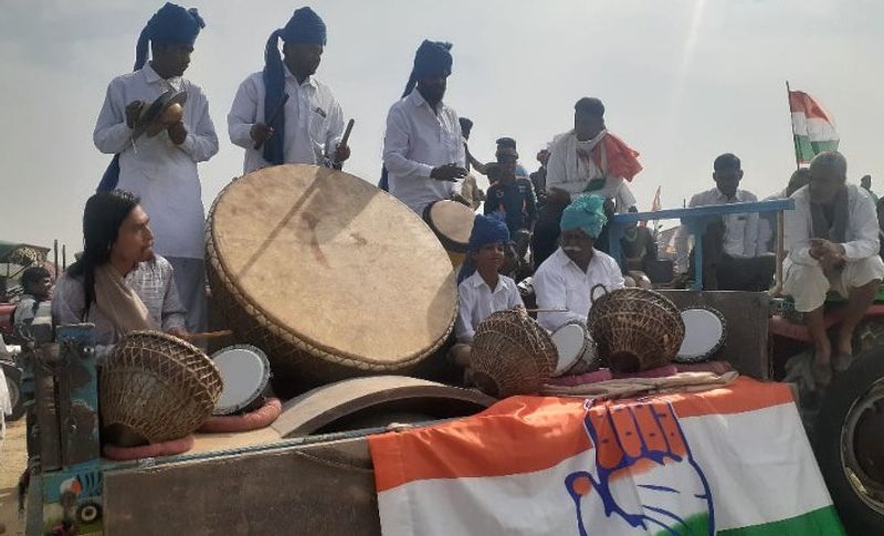 इस ट्रैक्टर रैली में कई किसान अपने साथ तुरही, शहनाई, ढोल-नगाड़े लेकर आए थे। राहुल के स्वागत में ये बजाए गए। तस्वीर में साफ तौर पर देख सकते हैं कि किस तरह कांग्रेस कार्यकर्ता और किसानों ने इस जनसभा में भाग लिया।