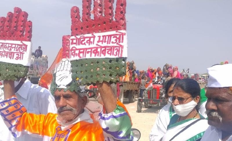 इस ट्रैक्टर रैली में कुछ कांग्रेसी कार्यकर्ता किसान के रूप में नजर आए।