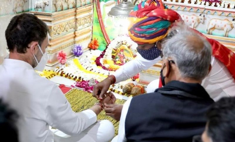 ट्रैक्टर रैली को संबोधित करने से पहले राहुल गांधी किशनगढ़ स्थित तेजाजी मंदिर में दर्शन करने पहुंचे। उन्होंने हाथ पर कलावा बंधवाया।