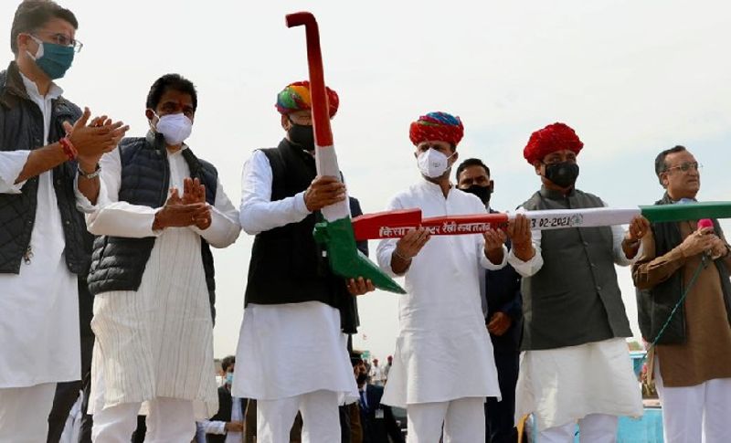  रूपनगढ़ में ट्रैक्टर रैली के दौरान राजस्थान कांग्रेस के सभी बड़े नेता राहुल गांधी के साथ मंच पर नजर आए। जहां उन्होंने राहुल के साथ किसान के हल को पकड़े दिखे। मुख्यमंत्री गहलोत से लेकर सचिन पायल और प्रदेश प्रभारी अजय माकन भी साथ थे।
