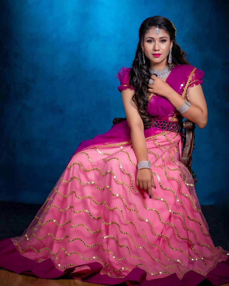 குழந்தை பெற்ற பிறகும் குறையாத அழகுடன் மிளிரும் ஆல்யா மானசா தற்போது பஞ்சு மிட்டாய் கலர் பாவாடை தாவணியில் அம்சமாக போட்டோ ஷூட் நடத்தியுள்ளார். 