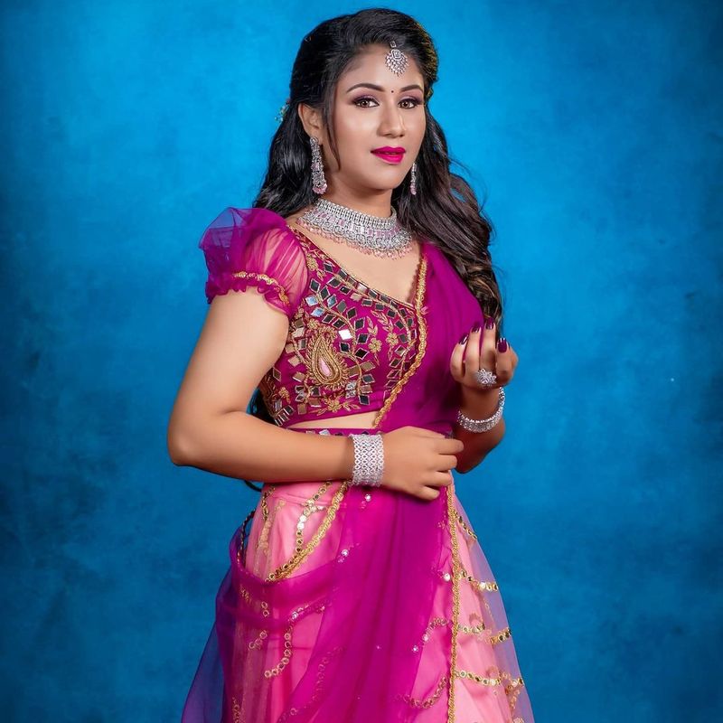 கொஞ்சம் ஓவர் மேக்கப்புடன் ஜிகு ஜிகுவென மின்னும் பாவாடை தாவணி, பளீச்சென ஜொலிக்கும் வெள்ளை கற்கள் பதித்த நகைகளை அணிந்து கொண்டு மிளிருகிறார் ஆல்யா மானசா. 