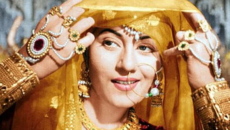 मधुबाला के पिता का नाम अताउल्लाह और माता का आयशा बेगम था। मधुबाला के पिता अताउल्लाह खान की नौकरी छूट जाने के बाद मधुबाला को घर को चलाने के लिए फिल्मी दुनिया में आना पड़ा। 