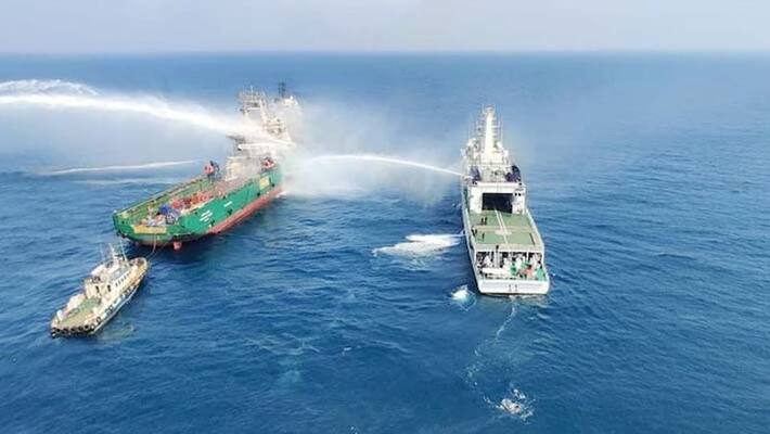 Mumbai news fire broke out in greatship rohini in Sea near mumbai coast one injured three missing Rescue operation intensified updates KPY Mumbai news fire broke out in greatship rohini in Sea near mumbai coast one injured three missing Rescue operation intensified updates KPY