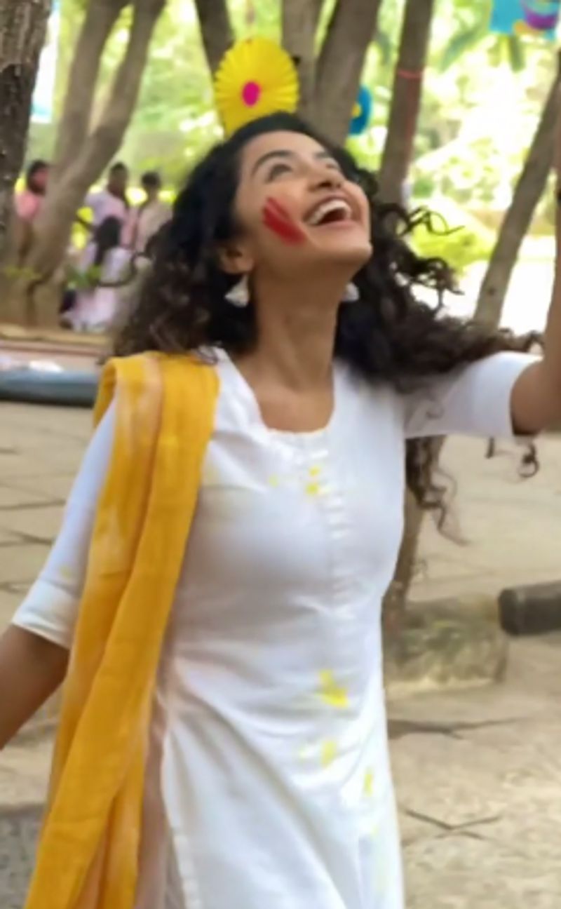 <p>இதை தொடர்ந்து, நடிகை அனுபமாவும் தன்னுடைய இன்ஸ்டாவில் Happy holiday to me எனக் குறிப்பிட்டு ஒரு புகைப்படத்தை பதிவிட்டு உள்ளார். </p>