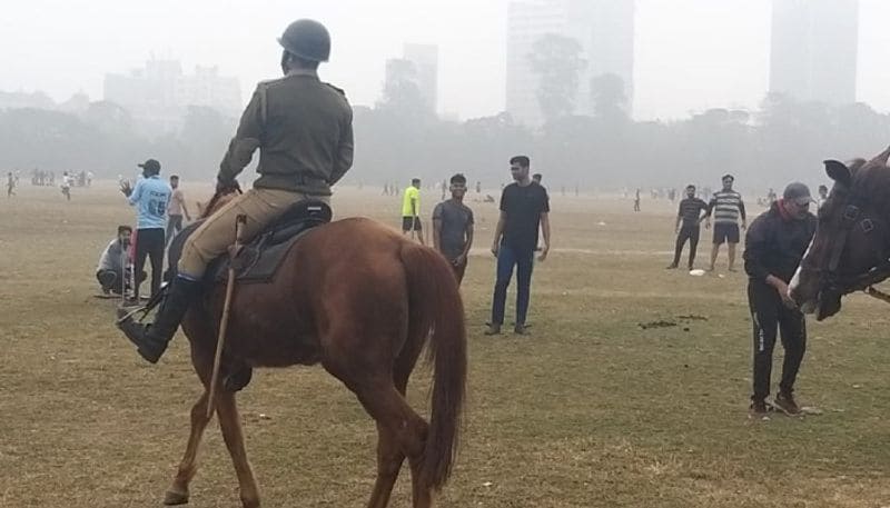 <p><br />
শনিবার আকাশ পরিষ্কার কলকাতায়। এদিকে আদ্রতা এবং তাপমাত্রা দুই পাল্লা দিয়ে বৃদ্ধিতে ফের হাঁসফাস অবস্থা শহর-শহরতলিতে। </p>