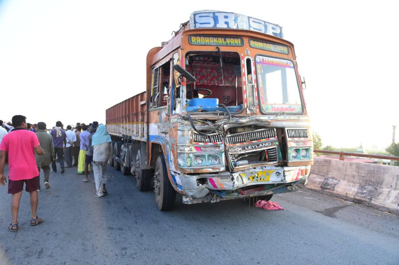 కర్నూల్ రోడ్డు ప్రమాదం... సంఘటనా స్థలంలో దృశ్యాలు