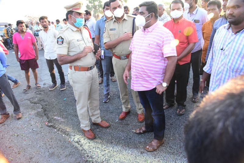 కర్నూల్ రోడ్డు ప్రమాదం... సంఘటనా స్థలంలో దృశ్యాలు