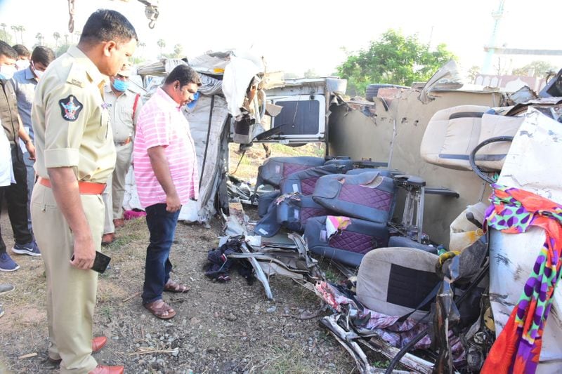 కర్నూల్ రోడ్డు ప్రమాదం... సంఘటనా స్థలంలో దృశ్యాలు