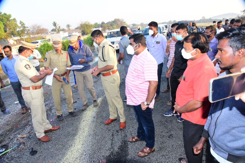 కర్నూల్ రోడ్డు ప్రమాదం... సంఘటనా స్థలంలో దృశ్యాలు