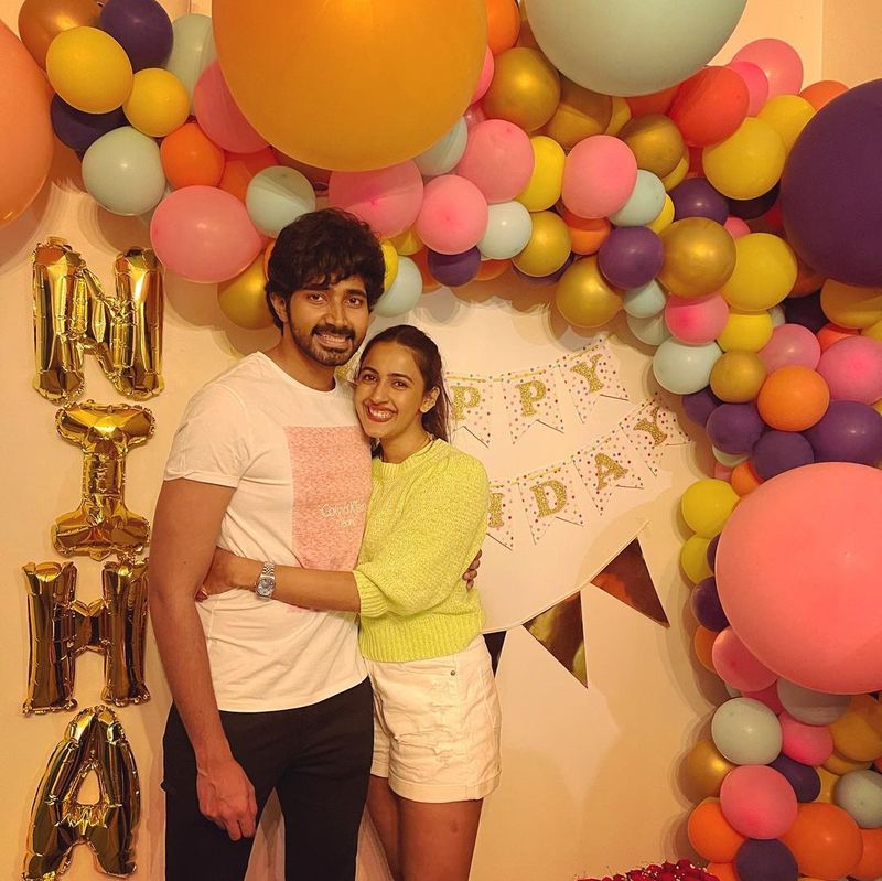 చైతన్యకి సినిమాల్లోకి వచ్చే ఛాన్స్ లేదని తెలిపారు. నిహారిక ప్రస్తుతం ఓ వెబ్ సిరీస్ చేస్తుంది. అలాగే తన ప్రొడక్షన్లోనూ వెబ్ సిరీస్ నిర్మించేందుకు ప్లాన్ చేస్తుంది.