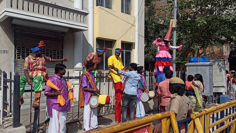 கார் மூலமாக நேரு உள்விளையாட்டு அரங்கம் சென்ற பிரதமருக்கு சாலையில் இருபுறத்திலும் மேள தாளங்கள் முழங்க, தமிழ்நாட்டின் பாரம்பரிய கலை நிகழ்ச்சிகளுடன் தடபுடலான வரவேற்பு அளிக்கப்பட்டது. 