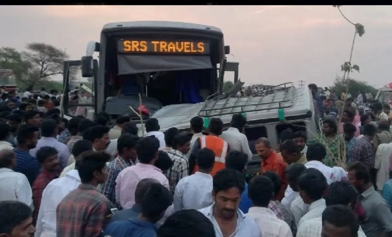 बताया जाता है कि टक्कर के बाद यात्रियों के शव बुरी तरह से बस की नीचे फंस गए। मौके पर पहुंची पुलिस और स्थानीय लोगों को शवों को बाहर निकलने में काफी मशक्कत करनी पड़ी। इतना नहीं बस को पहले जेसीबी मशीन से सीधा किया गया, फिर कहीं जाकर घायलों को निकाला जा सका। अगर जरा सी भी देर हो जाती तो चार लोगों की और मौत हो जाती।