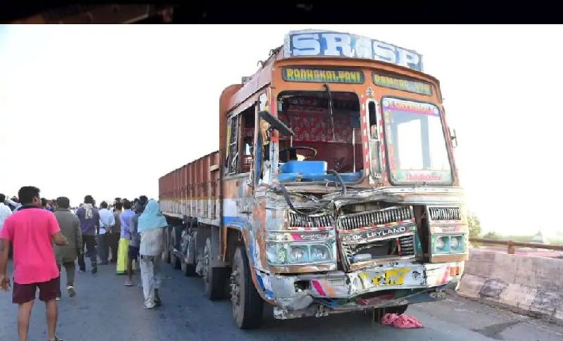 बता दें कि इससे पहले शुक्रवार को विशाखापट्टनम के अराकू के पास अनंतगिरि मेंओवरटेक करते वक्त बस और ट्रक की टक्कर हो गई थी। इसके बाद 20 से अधिक यात्रियों को ले जा रही बस अचानक खाई में गिर गई थी। हादसे में चार लोगों की मौत हो गई और 13 घायल हुए थे।
