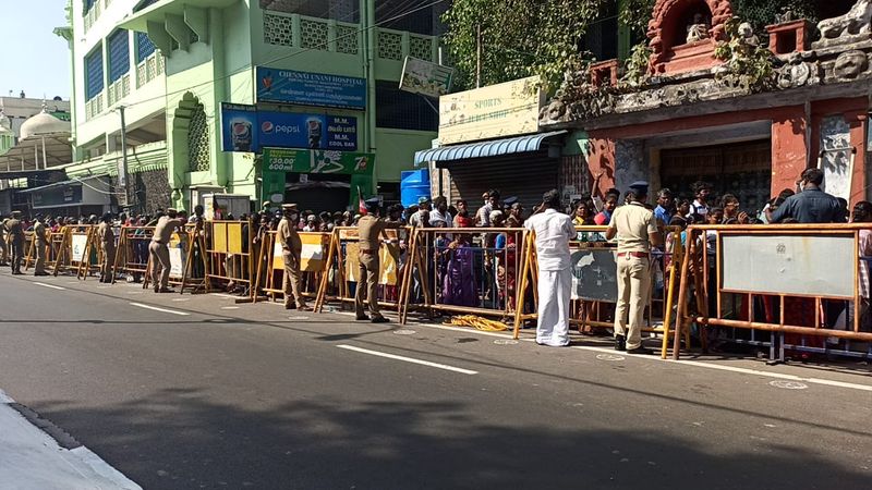 அலைமோதும் கூட்டம் 