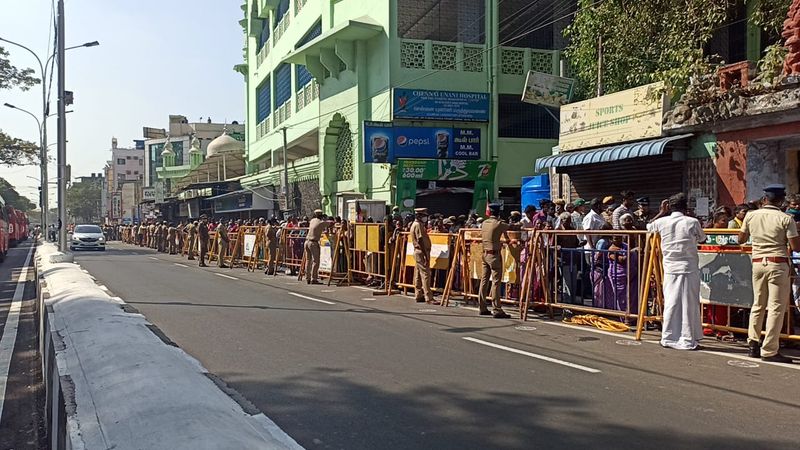 சாலைகளில் யாரும் செல்லாதவாறு பாதுகாப்பு தரும் போலீசார் 