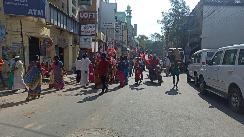 கூட்டம் கூட்டமாக பாரத பிரதமரை வரவேற்க தயாரான மக்கள் 