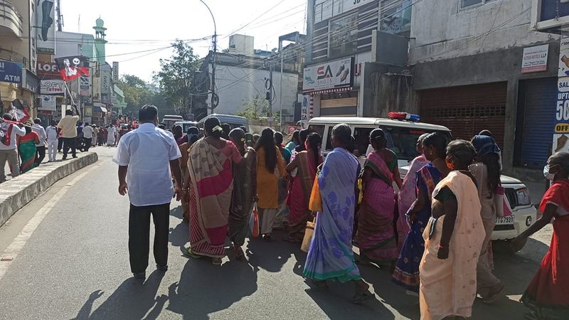 அதிமுக மற்றும் பாஜக தொண்டர்கள் பிரதமருக்கு உற்சாக வரவேற்பு 
