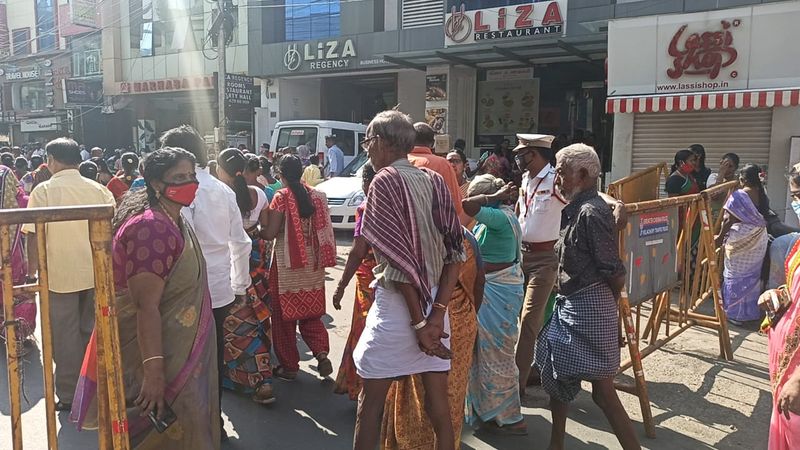 வெளி ஊர்களில் இருந்து கூட பிரதமரை காண வந்த மக்கள் 