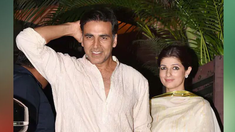 अक्षय कुमार के साथ फिल्म इंटरनेशनल खिलाड़ी में साथ काम करते-करते दोनों करीब आए। अक्षय ने ट्विंकल को शादी के लिए प्रपोज किया। उस दौरान ट्विंकल की फिल्म मेला रिलीज होने वाली थी। ट्विंकल ने अक्षय से कहा था अगर मेला फ्लॉप हुई तो वे शादी कर लेंगे।
