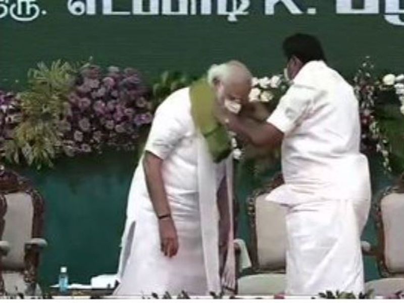 பின்னர் நேரு உள்விளையாட்டு அங்கத்திற்கு வந்த, பிரதமருக்கு உற்சாக வரவேற்பு கொடுக்கபட்டது. முன்னதாக மறைந்த முன்னாள் முதலமைச்சர்கள் எம்.ஜி.ஆர் மற்றும் ஜெயலலிதா புகைப்படங்களுக்கு மலர் தூவி மரியாதை செலுத்தினர். பின்னர் மோடிக்கு பொன்னாடை அணிவித்து முதலமைச்சர் எடப்பாடி பழனிச்சாமி மரியாதை செய்தார்.