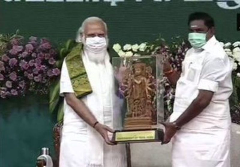 நினைவு பரிசாக முதலமைச்சர் எடப்பாடி பழனிச்சாமி கிருஷ்ணர் சிலை வழங்கினார்.