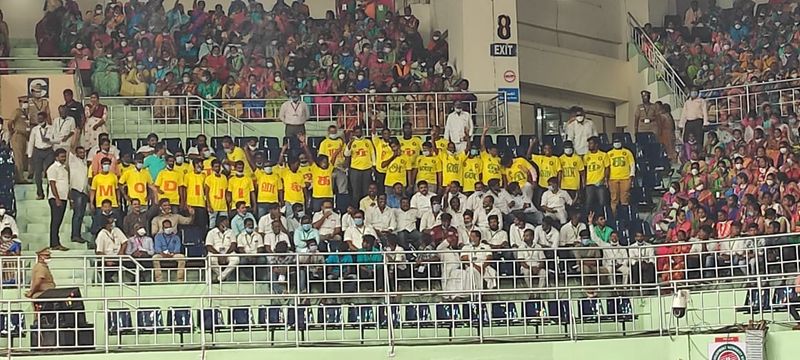 அதற்கு முன்னதாக நேரு உள்விளையாட்டு அரங்கில் பிரதமர் மோடியை வரவேற்று இளைஞர்கள் செய்த வித்தியாசமான காரியம் சோசியல் மீடியாவில் வைரலானது. 