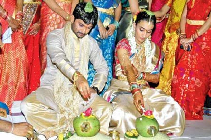 నేచురల్ స్టార్ నాని ఫేస్ బుక్ ద్వారా అంజనాని ప్రేమించి పెళ్లి చేసుకున్నారు.
