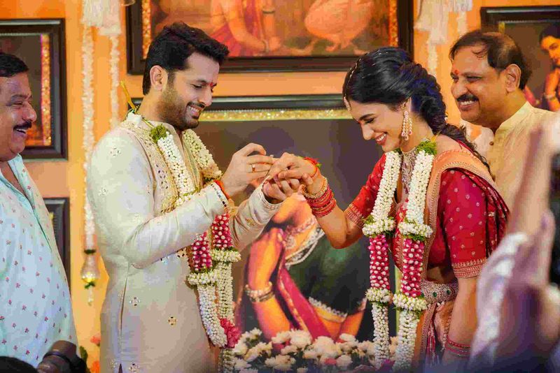 యంగ్ హీరో నితిన్ తన చిరకాల ప్రియురాలు షాలినిని లవ్ చేసిన లాక్డౌన్ టైమ్లో మ్యారేజ్ చేసుకున్న విషయం తెలిసిందే.