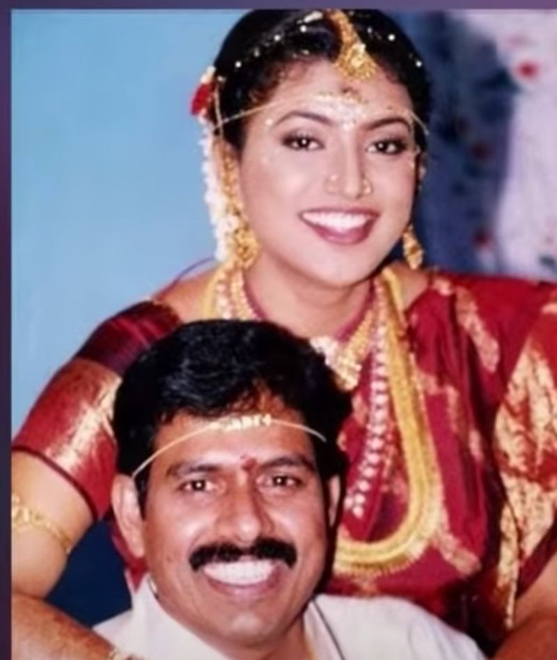హీరోయిన్ రోజా దర్శకుడు సెల్వమణిని ప్రేమించి పెళ్లి చేసుకున్నారు.