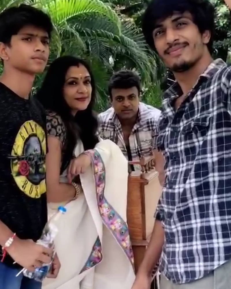 பிக்பாஸ் சீசன் 2 நிகழ்ச்சியில் பங்கேற்றவர் ஷாரிக், இவர் திரைப்பிரபலங்களான ரியாஸ் கான், உமா ரியாஸின் மகன் என்பது அனைவரும் அறிந்ததே. தற்போது ஷாரிக் டான் படத்தில் இணைந்துள்ளதை அவருடைய அம்மா உமா ரியாஸ் உறுதிபடுத்தியுள்ளார். 